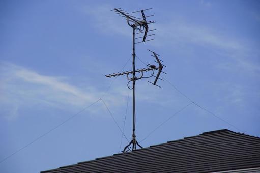 屋根の上の地上波テレビのアンテナ アンテナ,地上波,地デジの写真素材
