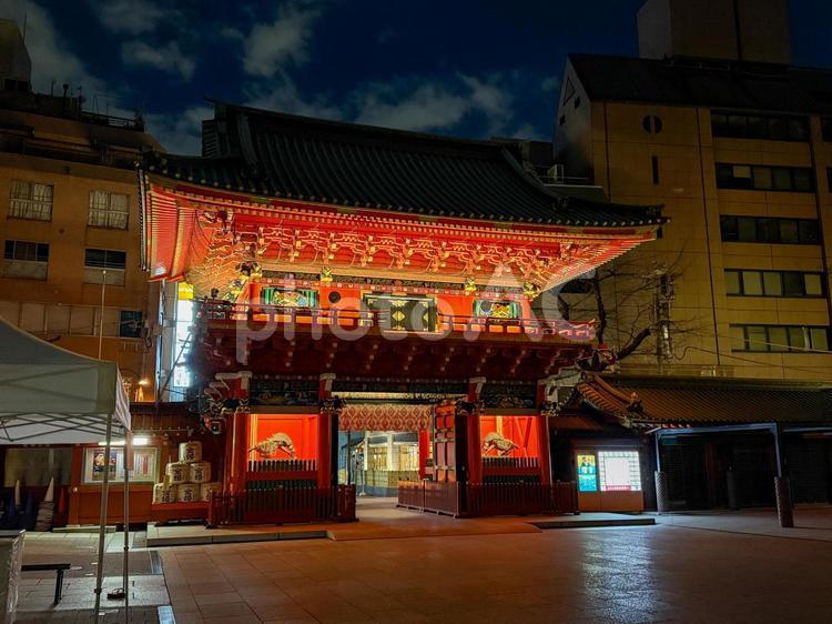 神田明神　夜の隨神門 夜,ライトアップ,明かりの写真素材
