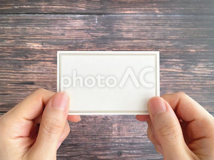 メッセージカードを持つ女性の手元 メッセージカード,手,持つの写真素材