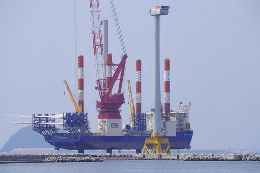 洋上風力発電機の設置工事の風景 洋上風力発電機の設置工事の風景 工事,風力発電機,エコの写真素材