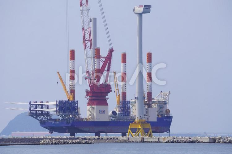 洋上風力発電機の設置工事の風景 工事,風力発電機,エコの写真素材