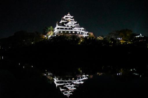 水面に鏡写しになるライトアップした岡山城 水面に鏡写しになるライトアップした岡山城 岡山城,ライトアップ,烏城灯源郷の写真素材