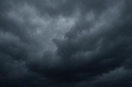梅雨空の雨雲 梅雨空の雨雲の写真