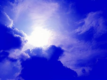 印象的な空 太陽光と雲と青い空 印象的な空 太陽光と雲と青い空の写真