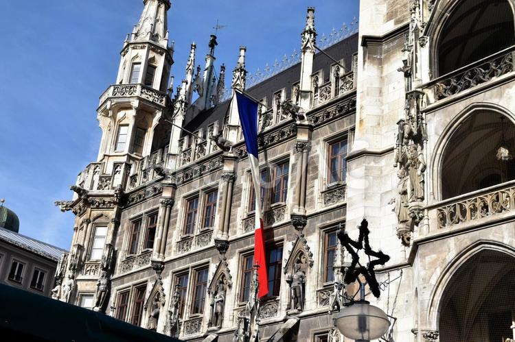 フランスの国旗を掲げるミュンヘン新市庁舎 ミュンヘン,新市庁舎,ドイツの写真素材