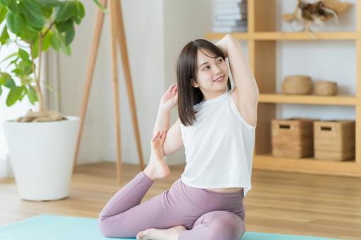 リビングでヨガをする若い女性 リビングでヨガをする若い女性 ヨガ,ダイエット,若い女性の写真素材