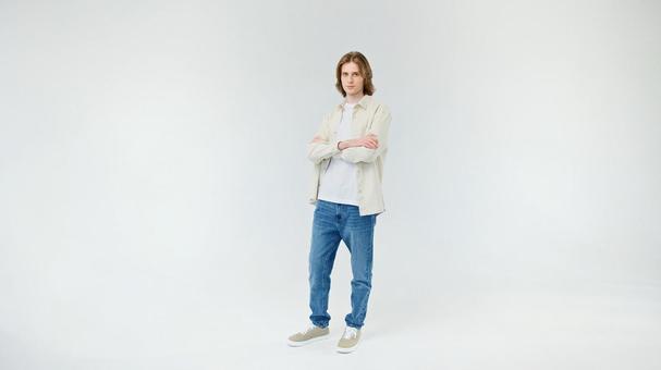 真顔で腕組みする男性 真顔で腕組みする男性の写真