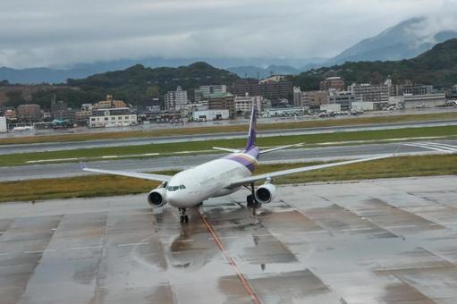 雨の中の福岡空港の飛行機 飛行機,航空機,旅客機の写真素材