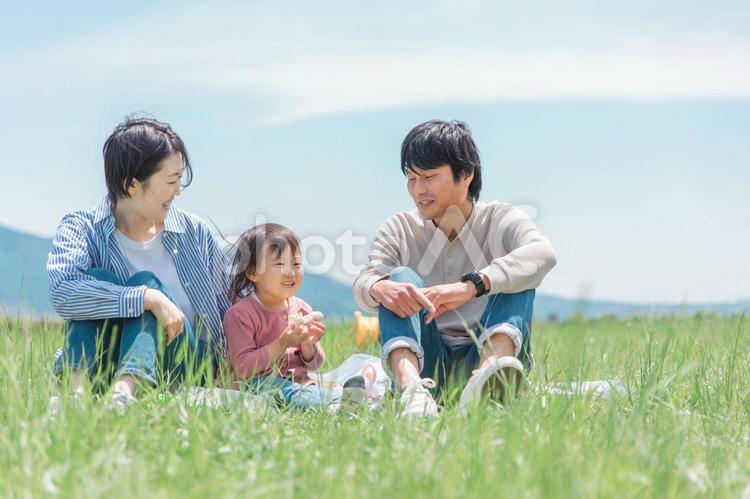 公園でピクニックする日本人家族（食べる） ピクニック,家族,食べるの写真素材