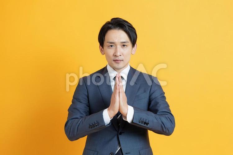 お願いをするビジネスマン イケメン,ハンサム,プロフィール写真の写真素材