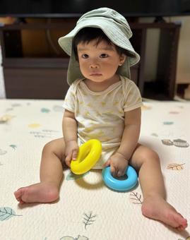 帽子をかぶる赤ちゃん 帽子をかぶる赤ちゃん 赤ちゃん,帽子,保育園の写真素材