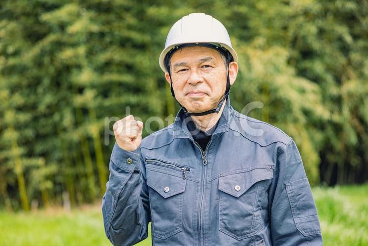緑地公園の現場にいる中年作男性業員 男性,日本人,人物の写真素材