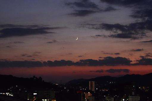 黒い雲も避ける三日月 夕暮れ 黒い雲も避ける三日月 夕暮れの写真