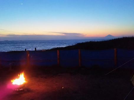 焚火と海と富士山と三日月のマジックアワー 焚火と海と富士山と三日月のマジックアワーの写真