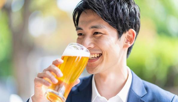 ビールを飲む若い男性のポートレート ビールを飲む若い男性のポートレートの写真