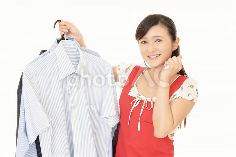 衣類を持つ笑顔の女性 女性,主婦,母親の写真素材