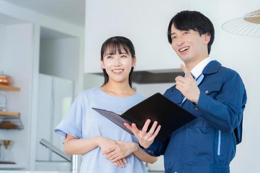 リビングで女性に説明をする不動産業者 リビングで女性に説明をする不動産業者 不動産,設計,女性の写真素材