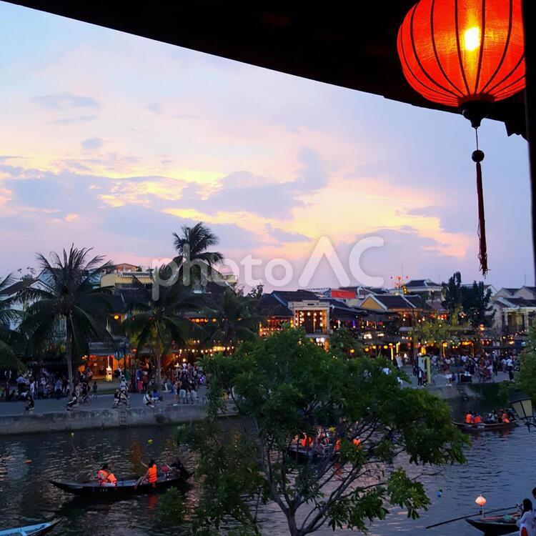 夕暮れ ランタン,水域,旅の写真素材