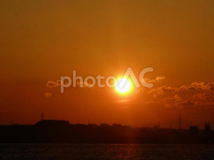 夕日と街並み 夕日,空,雲の写真素材