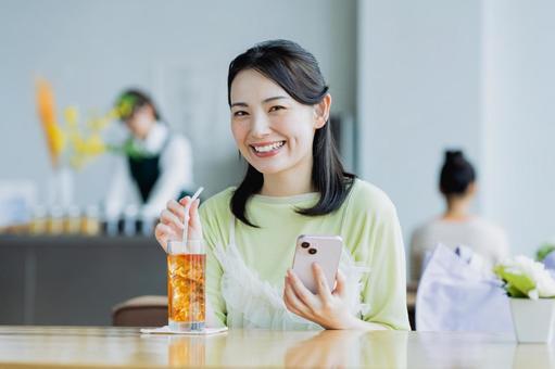 カフェでくつろぐ若い女性 カフェでくつろぐ若い女性 女性,カフェ,笑顔の写真素材