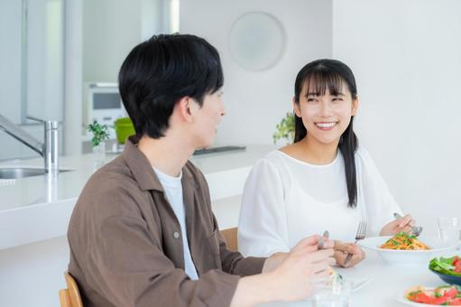 ダイニングで食事をする若い夫婦 ダイニングで食事をする若い夫婦 食事,夫婦,料理の写真素材