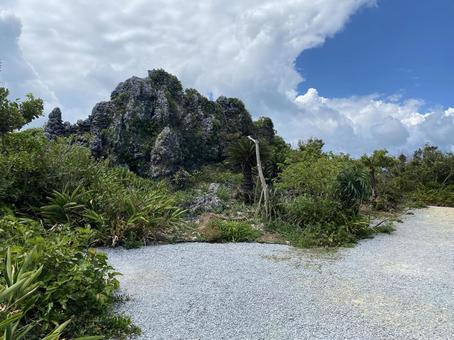 岩山と青空 岩山と青空 青空,岩,砂利の写真素材