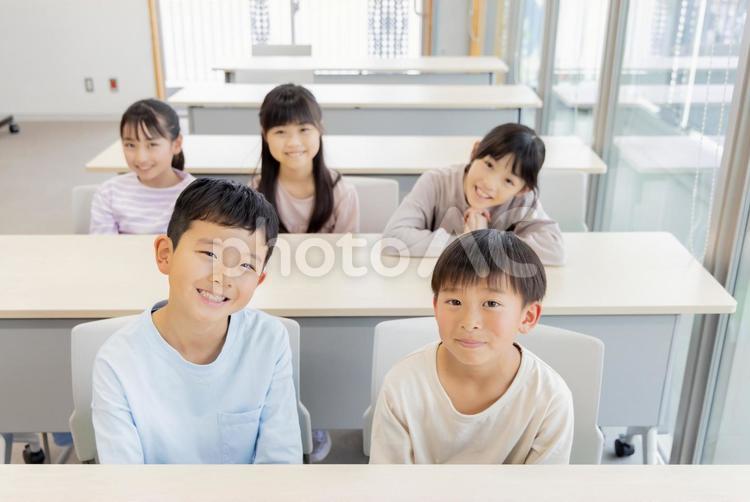 小学生　仲良し　仲間 小学生,塾,女性の写真素材