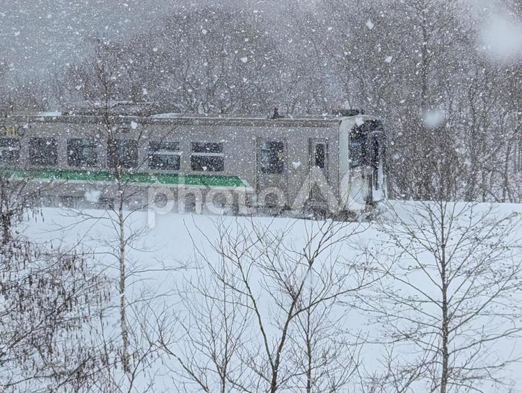 雪の中を走る列車　H100　JR北海道 雪の中を走る列車,h100,jr北海道の写真素材