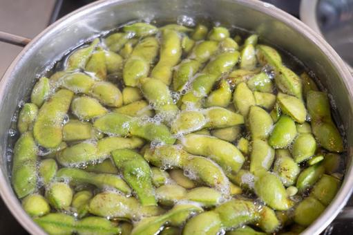 枝豆をゆでる 枝豆をゆでるの写真
