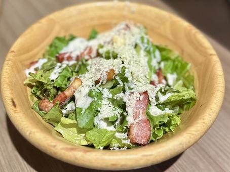 チーズとベーコンのシーザーサラダ ラクレットチーズ,ベーコン,サラダの写真素材