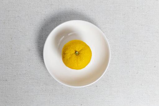 白い皿の上の柚子 柚子,柑橘類,果実の写真素材