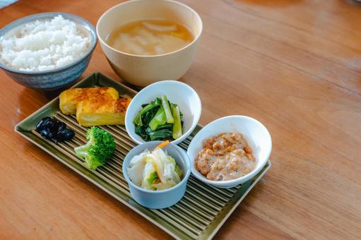 和朝食 納豆と味噌汁 朝食,和食,和朝食の写真素材