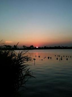 湖の夕暮れ05 湖の夕暮れ05の写真