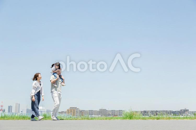 土手を散歩する親子・家族 人物,家族,肩車の写真素材