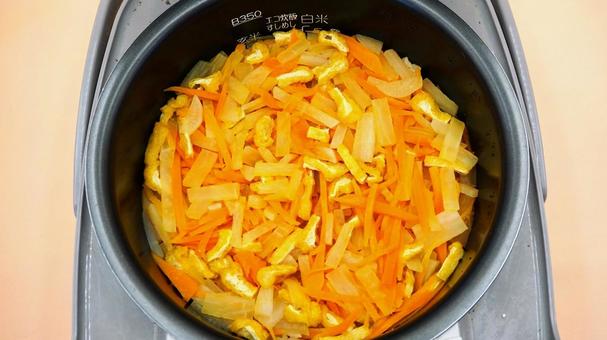 自家製・大根と人参の炊き込みご飯・炊けた 大根と人参の炊き込みごはん,自家製,炊き上がりの写真素材