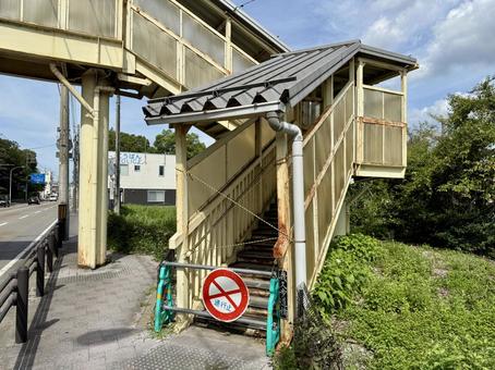 老朽化して閉鎖された解体前の歩道橋 老朽化して閉鎖された解体前の歩道橋 歩道橋,老朽化,閉鎖の写真素材