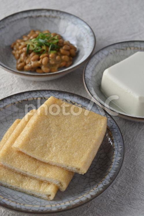 大豆製品(納豆、油揚げ、豆腐) 納豆,油揚げ,豆腐の写真素材