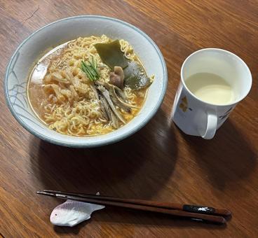 インスタントラーメンと豆乳甘酒などの朝食 朝食,インスタントラーメン,卵の写真素材