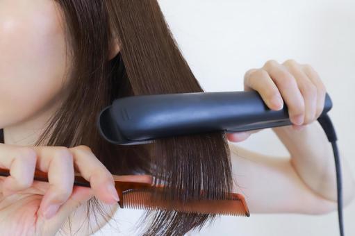 髪の毛をセットする女性 ストレート 髪の毛をセットする女性 ストレート ストレートアイロン,ヘアケア,アイロンの写真素材