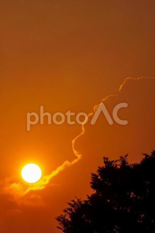 梅雨時の夕日 夕日,雲,空の写真素材