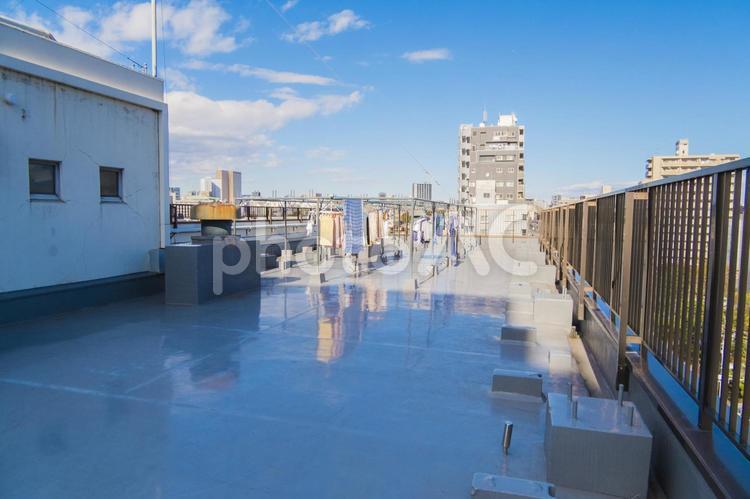 屋上に洗濯物を干す昭和なタイプのマンション 洗濯物,マンションの屋上,洗濯物を干すの写真素材