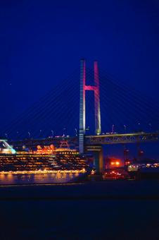 夜の橋と船の写真