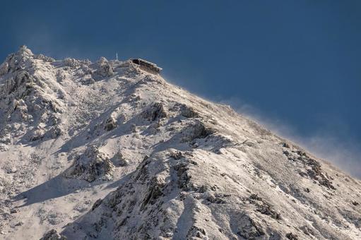 冬の晴れた空と雪山 冬の晴れた空と雪山 初雪,積雪,青空の写真素材