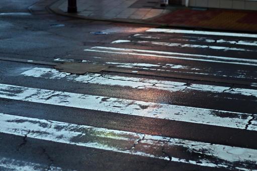 雨上がりの横断歩道 雨上がりの横断歩道の写真