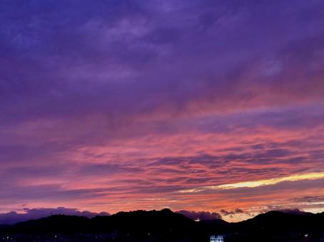 幻想的な夕方の空 幻想的な夕方の空の写真