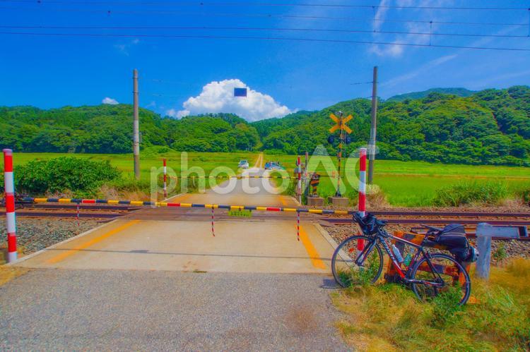 踏切と自転車 踏切,自転車,鉄道の写真素材