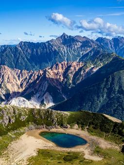 槍ヶ岳と鷲羽池 槍ヶ岳と鷲羽池の写真