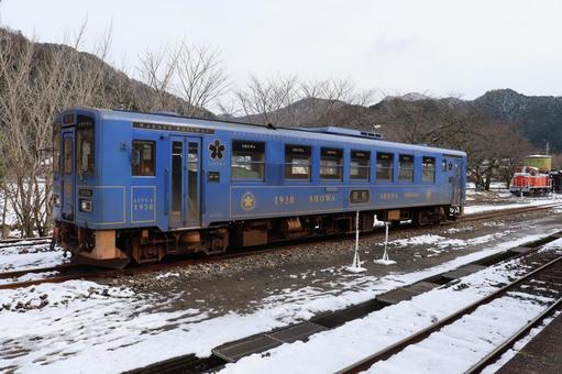 若桜駅構内の雪景色の中に待つ昭和号 若桜鉄道,電車,昭和号の写真素材