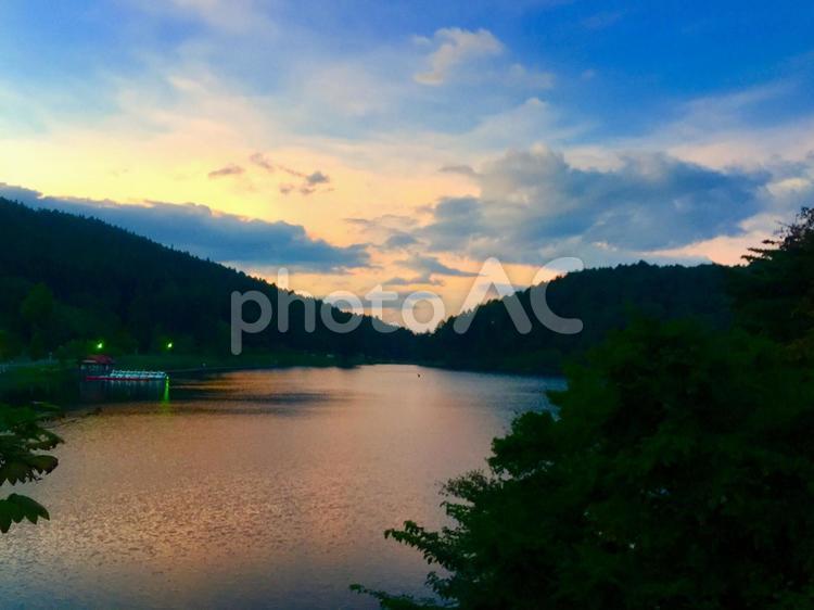 夕暮れの湖 水域,湖,自然の写真素材