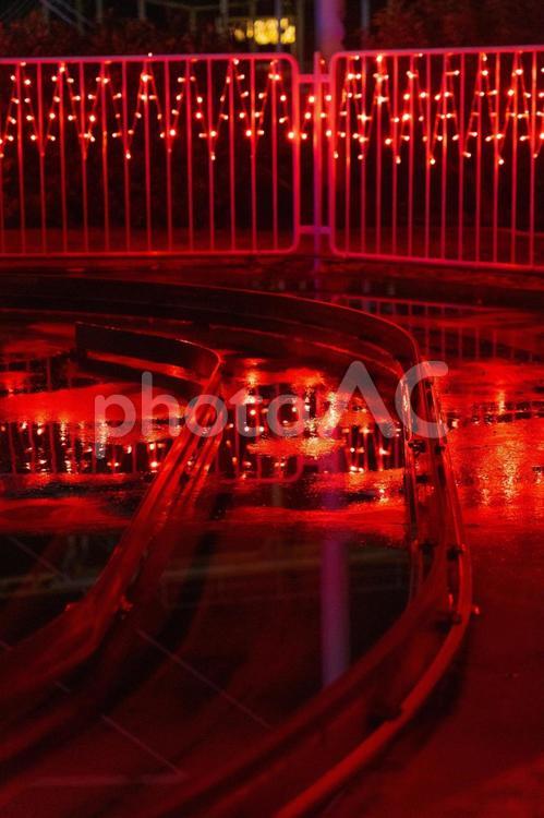 雨上がりの夜に(縦) キラキラ,イルミネーション,赤の写真素材